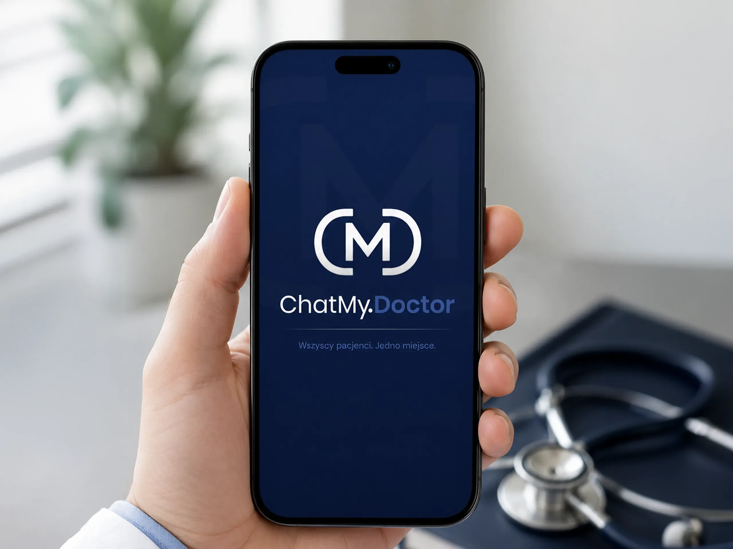 Makieta aplikacji ChatMy.Doctor na ekranie telefonu trzymanego przez lekarza